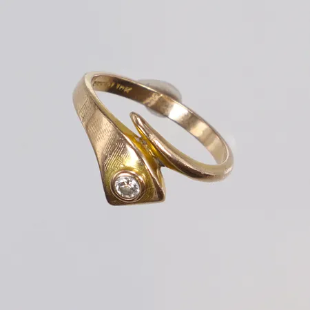 Ring med diamant 1xca0,10ct stl 17¼ bredd 2-11mm, 10K Vikt: 3 g