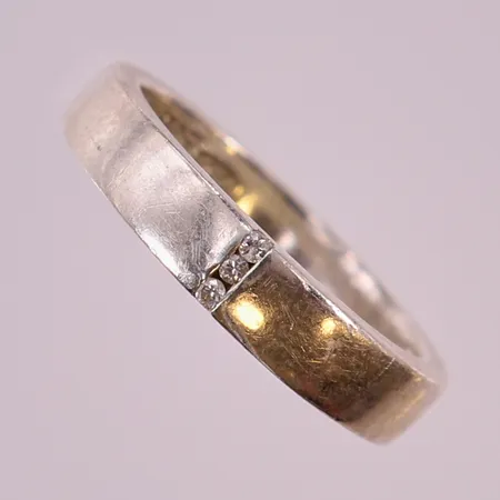 Ring med 8/8-slipade diamanter ca 3x0,01ct, stl 17, bredd 3,5-4mm, GHA. 925/1000 silver  Vikt: 3,3 g