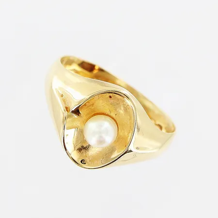 Ring, pärla, stl 19¾, bredd 3-13mm, skev skena, buckla, limrester runt pärla, 18K. Vikt: 2,7 g