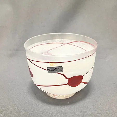 Skål Galaxy red, Kosta Boda Bertil Vallien, Artist Collection B.Vallien 58195, höjd: ca 9m, bredd: 10,5cm, vit lysterlasyr med röd dekor, signerad Skickas med postpaket.