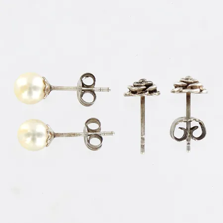 2 par örhängen, plastpärla Ø6mm, rosor Ø6mm, 1 stopp saknas, silver 925/1000.  Vikt: 1,7 g