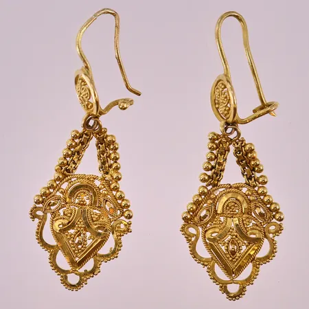 Ett par örhängen, 50x18mm, en del av örhängeskroken i 18K, lagad, bucklor/slitage, 21K.  Vikt: 8,1 g