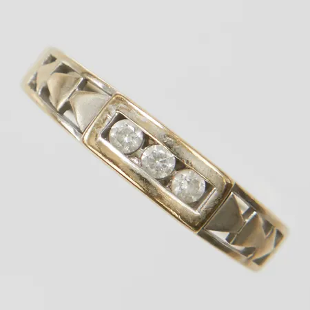 Ring, vita stenar, stl 16½, bredd 2-4mm, vitguld, behöver omrodieras, skev, 18K Vikt: 2,9 g