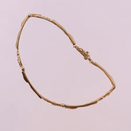 Armband med dekor, halvstelt, längd 18cm, bredd 5mm, 18K.  Vikt: 12,1 g