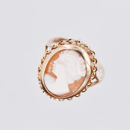 1 Camèring stl.17¾ 18K Vikt: 3,7 g