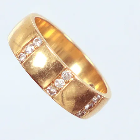 Ring med diamanter 9 x ca 0,01ct,  Ø17½, bredd: 5,7mm, 18K Vikt: 6,4 g