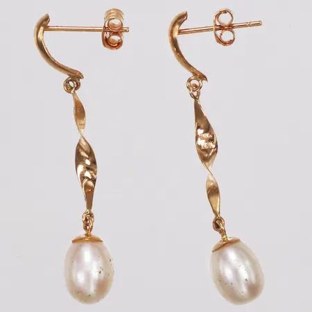  Ett par örhängen, odlade sötvattenpärlor, längd 40mm, bredd 3-6mm, 18K Vikt: 2 g