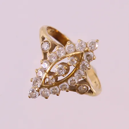 Ring med vita stenar, stl: 19, bredd 2-21mm, 14K.  Vikt: 3,6 g