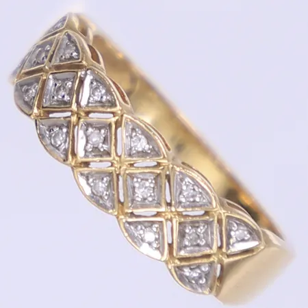 Ring med diamanter totalt ca 0,04ct, stl 16½, bredd 2-5mm, 18K Vikt: 2,5 g