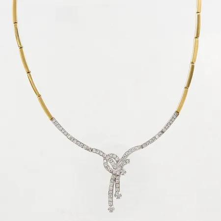 Collier, vita stenar, ca 42cm, halvstelt, bredd 2,5-35mm, 18K.  Vikt: 20,7 g