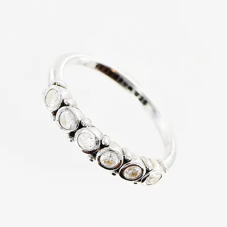 Ring KumKum, vita stenar, stl 18½, bredd 2-4mm, silver 925/1000. Vikt: 2,6 g
