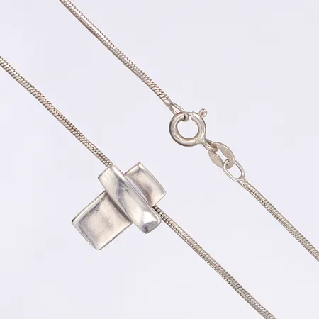 Halskedja med hänge kors, hänget Efva Attling15x12mm, kedjan ormlänk 40cm, bredd 1mm,  Vikt: 6,5 g