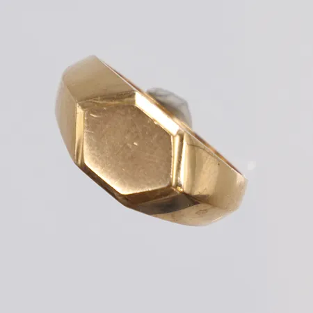 Klackring stl 19¼ bredd 2,5-10mm, gravyr, BEH (Bengt Hallberg) Köping 1997, 18K Vikt: 7,4 g