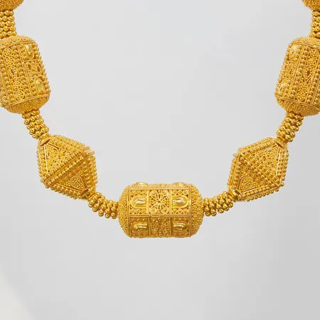 Collier, filigranarbete, längd ca 48,5-51cm, bredd 5-21mm, 21K Vikt: 105 g