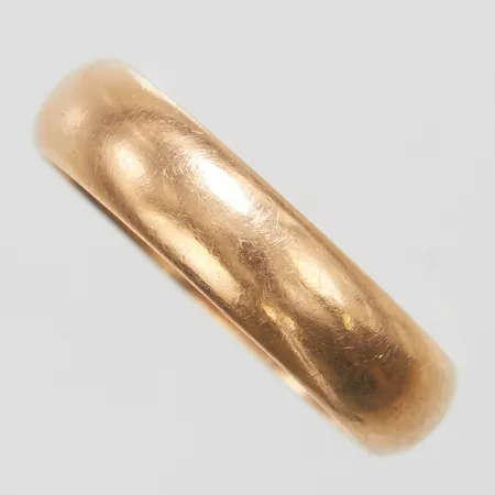 Ring slät, stl 19½, bredd 5,5mm, ostämplad, repig, 14K Vikt: 5,6 g