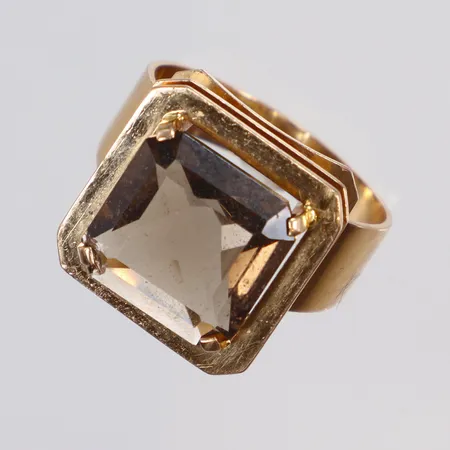 Ring med rökkvarts stl 18½ bredd 4-15mm, Auran Kultaseppä Oy, Åbo 1970, Finland, 18K Vikt: 7,1 g