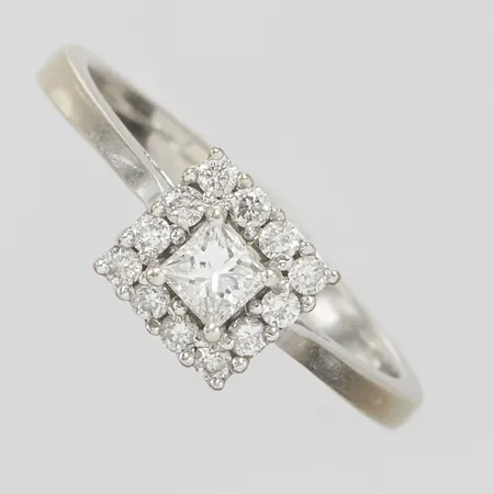 Ring, princesslipad diamant 1 x ca 0,25ct + briljantslipade diamanter 12 x ca 0,02ct + 2 x ca 0,01ct, stl 18, bredd 2-7mm, vitguld, bör omrodieras, 14K Vikt: 3 g