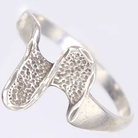 Ring, stl 17¼, bredd2-12mm, bucklig, silver 925/1000 Vikt: 1,5 g