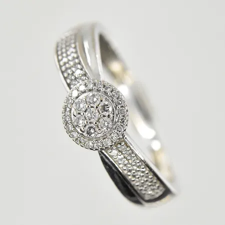 Ring med diamanter, stl 17, bredd 2-7 mm, vitguld, Guldfynd, 18K. Vikt: 2,8 g