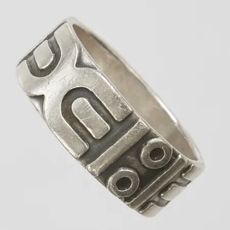 Ring, mönsterdekor, stl 20, bredd 8mm, Mexiko, bruksslitage, 925/1000 silver Vikt: 7,2 g