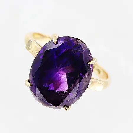 Ring, lila sten, stl 17½, bredd 2-14mm, 14K. Bruttovikt: 4,6gram.  Vikt: 4,6 g