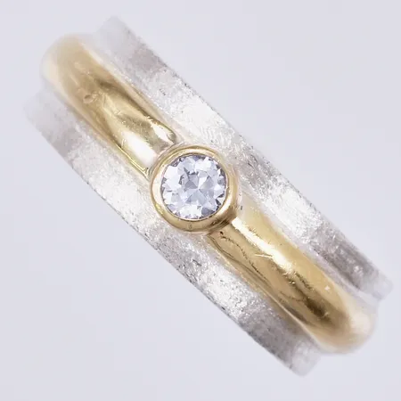 Ring med vit sten, stl ca 16¼, bredd ca 7mm, förgyllda detaljer, SSA, silver 925/1000 Vikt: 4,8 g
