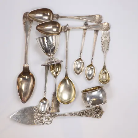 Diverse silver, mestradels skedar, en äggkopp, gravyr, defekter silver 830/1000 Vikt: 235,2 g