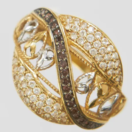 Ring, vita samt svarta stenar, stl 18, bredd 2-16mm, skev skena, 18K Vikt: 3,4 g