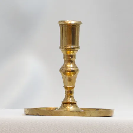 Ljusstake i mässing, Barock tidigt 1700-tal, höjd 11cm, borrat hål i fotplattan, undersida bomärkt med "CR", troligen svensk modell 