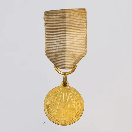 Medalj "Fotografiska Föreningen" 16x45mm (med tygband), visst slitage, S&Co Stockholm 1951, förgyllt silver 830/1000 Vikt: 3,6 g