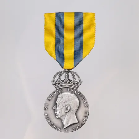 Medalj Gustaf VI Adolf SLK Sveriges Lottakårer Riksförbund, 33x86mm (inklusive tygband), brutto S&Co Stockholm 1951, silver 830/1000 bruttovikt 25,3g Vikt: 25,3 g