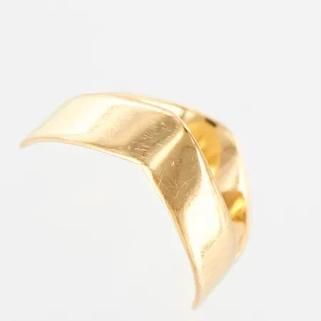 Ring, stl 16½, bredd 4-11mm, 18K.  Vikt: 2 g