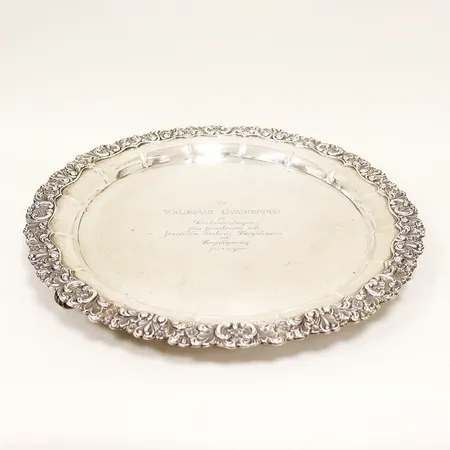 Bricka på tassar, Ø37cm, gravyr, svensk importstämpel samt engelska stämplar, silver. Vikt: 1539 g