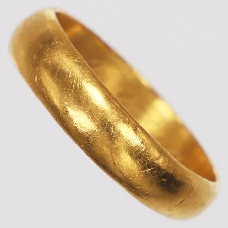 Ring, slät, stl 21, gravyr, skev skena, 23K Vikt: 7,9 g
