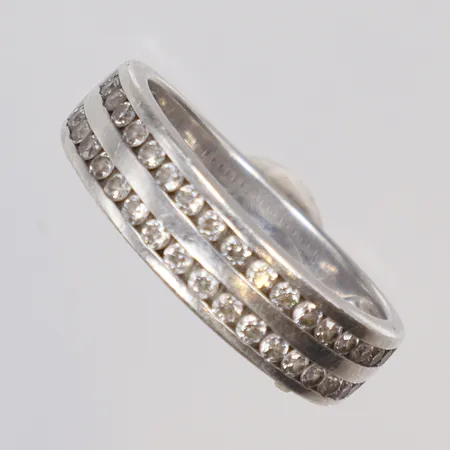 Ring med vita stenar stl 17 bredd 3-5mm, GHA, silver 925/100 Vikt: 3,2 g