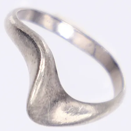 Ring, stl 16¼, bredd 2-9mm, ojämn skena, silver 925/1000 Vikt: 2,1 g