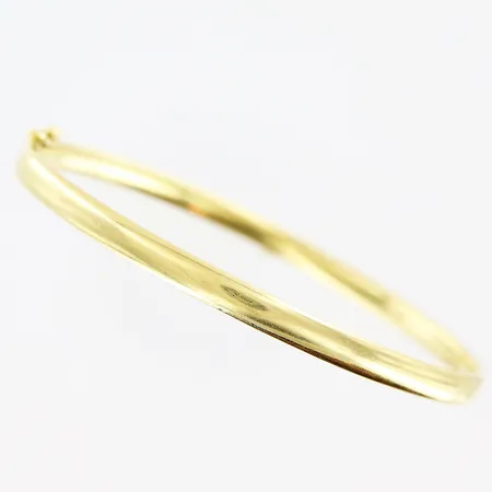 Stelt armband, innermått 63x55mm, bredd 4mm, skevheter, defekt lås/går ej att öppna, 18K.  Vikt: 10,6 g