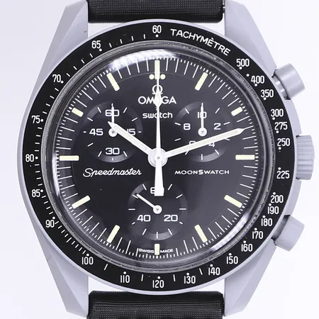 Herrur Omega X Swatch, Moonswatch, Mission to the Moon, bioceramic, quartz, Ø42mm, kronograf, velcro-band, plexiglas, manual, box, ytterkartong, kvitto Swatch Bologna 2023, nyskick, skyddsplast på plexiglas