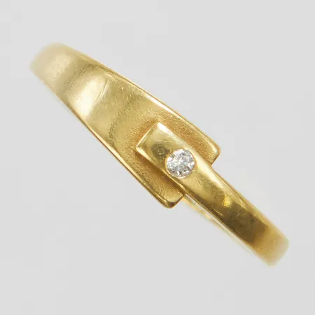 Ring, briljantslipad diamant 0,025ct enligt gravyr, stl 17½, bredd 2-5mm, skev skena, 18K Vikt: 2,1 g