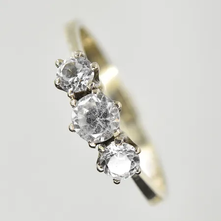 Ring med vita stenar, stl 17¾, bredd 2-5 mm, vitguld, 18K. Vikt: 2,6 g