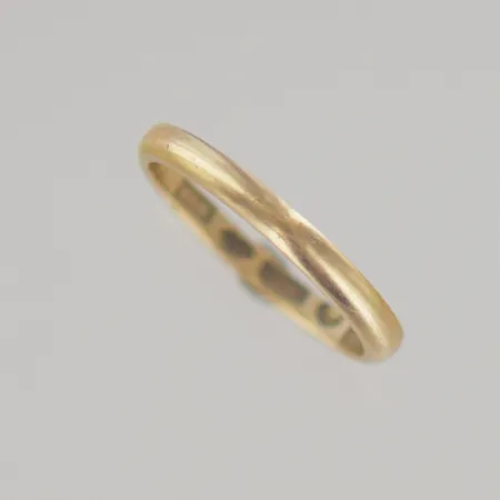 Ring, Ø 18 mm, bredd 2,4 mm, graverad, 18K Vikt: 2,7 g