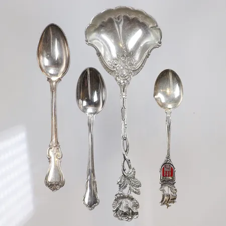 Diverse silverskedar, små defekter silver 830/1000 Vikt: 64,6 g