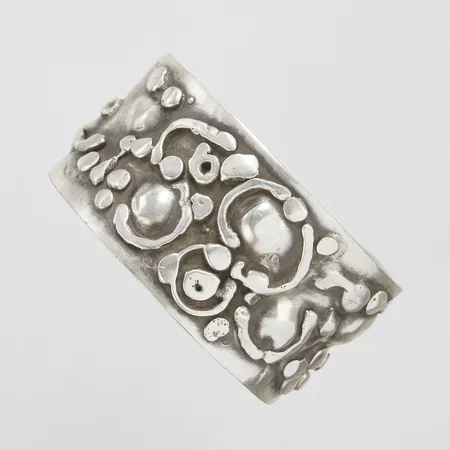 Armband halvstelt, reglerbar storlek, bredd 33mm, Jörgen Fruergaard, Norrköping, år 1978, 925/1000 silver Vikt: 52,3 g