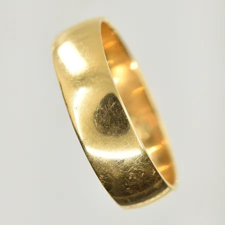 Ring, stl 19¼, bredd 6 mm, gravyr, Schalins, 18K. Vikt: 5,1 g