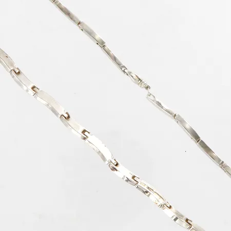Collier, halvstelt, 43cm, bredd 4-5mm, GHA, silver 925/1000.  Vikt: 55,3 g