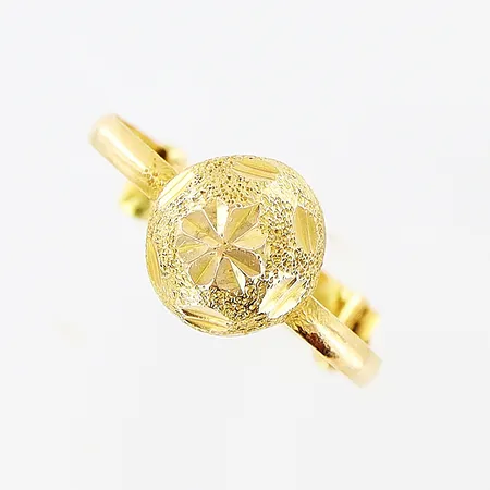 Ring, stl ca 15-16, något justerbar skena, bredd 1,5-8mm, skevheter, 21K.  Vikt: 1,3 g