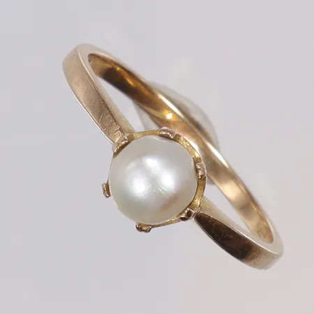 Ring med odlad pärla stl 18 bredd 1,5-6mm, Göteborg 1929, 18K Vikt: 2,5 g