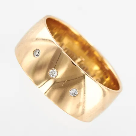 Ring med diamanter 3st 0,06 ctv, stl 20¼, bredd 9mm, gravyr, 18K Vikt: 9,8 g