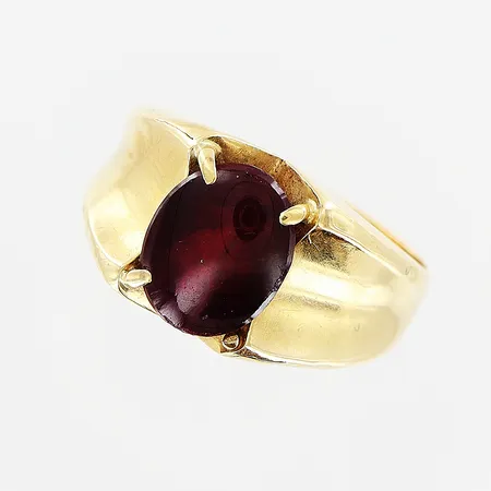 Klackring, röd sten, stl 18½, bredd 4-11mm, ihålig, bucklor/skevheter, 18K.  Vikt: 5,2 g