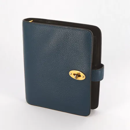 Agenda, Postmans Lock, Mulberry, ca 17x15cm, blått och brunt kalvskinn med guldfärgade detaljer, bruksslitage, inga tillbehör                    Vikt: 0 g